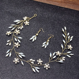 Set per capelli da sposa fatto a mano con filo dorato, perle bianche e fiori di cristallo