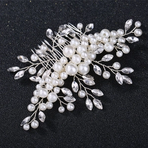 Peigne à cheveux de mariée fait main avec perles blanches et cristaux sur fond noir chic