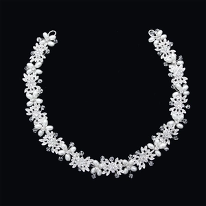 Dettaglio di un cerchietto da sposa argento con perle bianche e fiori di cristallo