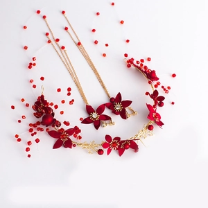 Parure de cheveux mariée chinoise avec fleurs rouges et glands papillon dorés