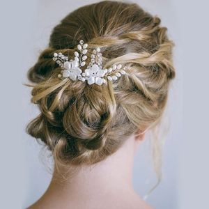 Handgefertigter Braut-Haarkamm mit Perlen und Kristallen im romantischen Blumenranken-Design