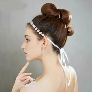 Serre-tête de mariée élégant avec fleurs en cristal et ruban blanc pour coiffure de fête