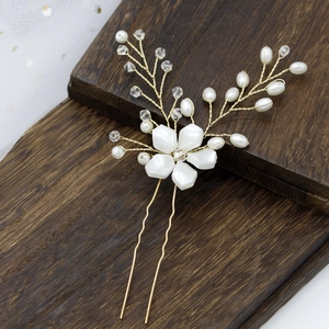 Handgefertigte Braut-Haarnadel mit Perlen, Kristallen und goldenen Blumenakzenten