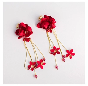 Elegante Brautohrringe mit roten Stoffblumen und goldenen Quasten für das Hochzeitsoutfit