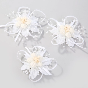 Dreiteiliges Braut-Haarschmuck-Set mit weißen Seidenblumen, Perlen und Bändern