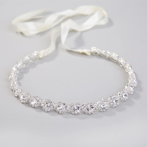 Détail du bandeau de mariée avec cristaux scintillants et ruban de satin blanc noué