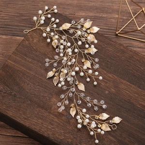 Détail de vigne de cheveux faite main avec feuilles dorées, perles et cristaux brillants