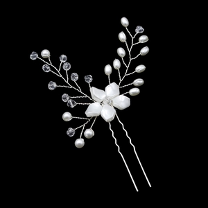Detail der handgefertigten Braut-Haarnadel mit weißen Perlen und Kristallblumen