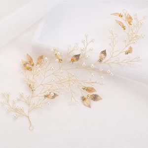 Détail de vigne de cheveux de mariée dorée faite main avec perles et cristaux brillants