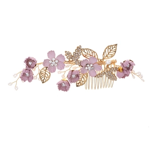 Peigne à cheveux mariée avec fleurs en tissu, feuilles dorées et papillons brillants