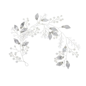 Détail de vigne à cheveux mariée avec feuilles argentées, perles et cristaux sur fond blanc