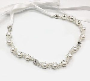Détail de bandeau de mariée avec perles blanches et cristaux étincelants sur argent