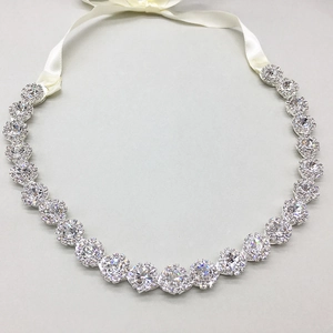Détails du bandeau de mariée avec grappes de strass scintillants et rubans en satin blanc