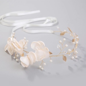 Serre-tête de mariée élégant avec fleurs blanches, fils dorés, perles et rubans réglables