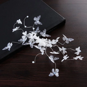 Pince à cheveux papillon blanc élégante pour mariées avec perles et fil d'argent de mariage