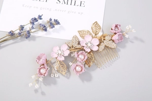 Peigne à cheveux mariée avec fleurs en tissu bleu-violet, feuilles dorées et perles