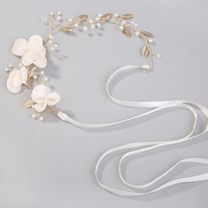 Serre-tête de mariée avec fleurs crème, feuilles en métal doré et perles blanches