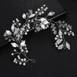 Détail d'une vigne de cheveux feuilles argentées avec perles et cristaux sur cuir