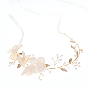 Serre-tête de mariée élégant avec fleurs en tissu crème, perles et détails en fil doré