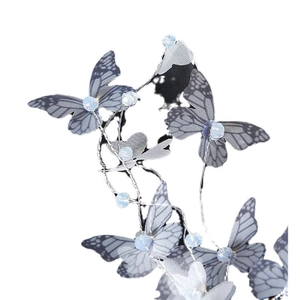 Pince à cheveux papillon blanche pour mariage avec des ailes bleues translucides