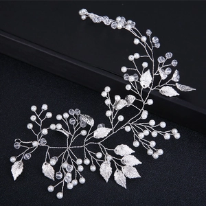 Vigne de cheveux de mariée avec feuilles argentées et perles sur boîte noire