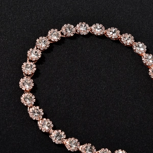Vue macro d'un bracelet de mariée en or rose avec détails de cristaux en forme de tournesol