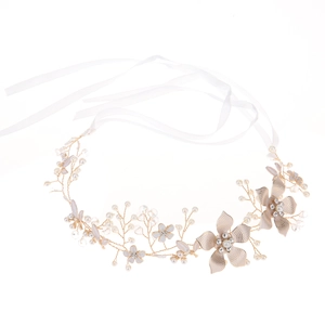 Handgefertigter Braut-Haarschmuck mit goldenen Blumen, Perlen und Kristallen für die Hochzeit