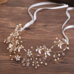 Handgefertigter Brauthaarschmuck mit Golddraht, Blumen, Perlen und weißen Bändern