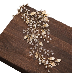 Vigne de cheveux de mariée dorée avec perles, cristaux et feuilles métalliques fines
