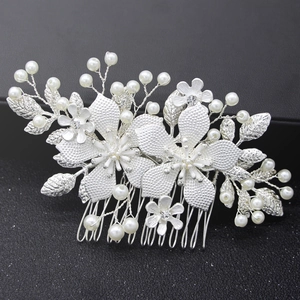 Détail du peigne de mariée avec perles blanches, fleurs en alliage et cristaux