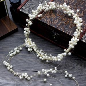 Detalle de enredadera de pelo con perlas y alambre dorado para peinado de novia