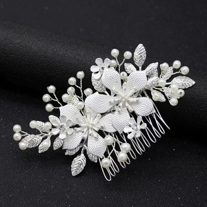 Détails du peigne à cheveux de mariée en alliage argenté avec perles et motifs floraux