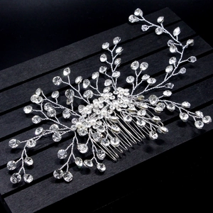 Peigne à cheveux de mariée argenté avec cristaux brillants et perles blanches sur noir