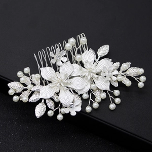 Peigne à cheveux de mariage argenté avec fleurs en alliage et perles sur boîte noire