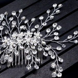 Peigne à cheveux de mariée argenté avec strass faits main et perles sur fond en bois