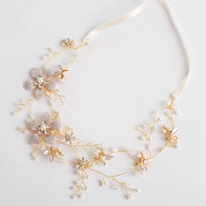 Handgefertigter Brautschmuck mit goldenen Ranken, lila Stoffblumen und weißen Perlen
