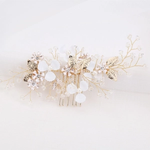 Vue détaillée du peigne de mariée fait main avec fleurs blanches et feuilles dorées