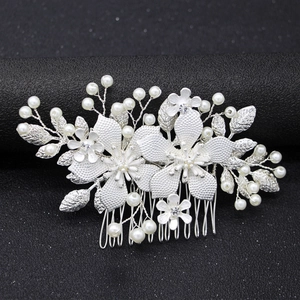 Peigne à cheveux de mariée en argent avec fleurs en alliage et perles sur fond noir