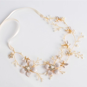 Eleganter Braut-Haarschmuck in Gold mit Stoffblumen, Perlen und Kristallen auf Weiß
