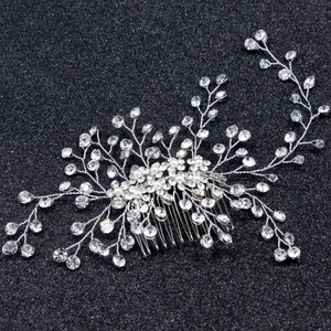 Peigne à cheveux de mariée argenté avec strass brillants et perles sur fond noir