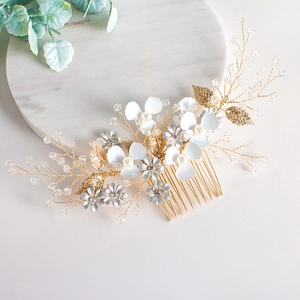 Peigne à cheveux de mariée fait main avec fleurs en émail blanc, cristaux et perles or
