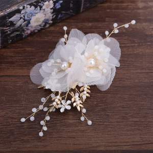 Accessorio per capelli da sposa con petali in rete, perle bianche e foglie dorate