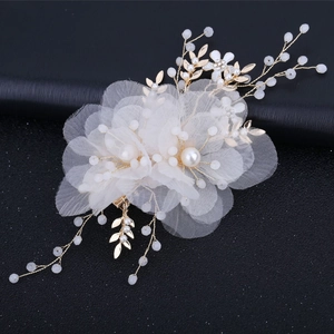 Elegante accessorio capelli sposa con fiori di tulle bianco, perle e foglie dorate su nero