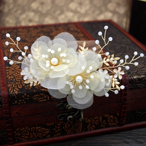 Elegante pettine da sposa con fiori in rete avorio e perle su portagioie d'epoca