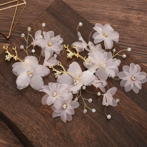Barrettes de mariée élégantes avec fleurs en gaze rose, perles et branches dorées