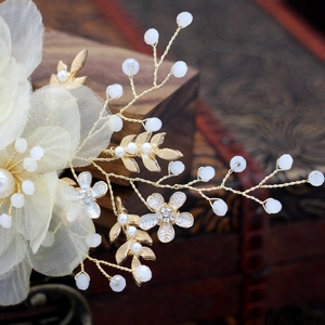 Elegante accessorio sposa beige con fiori, foglie dorate e decorazioni di perle bianche