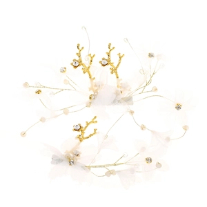 Détail de pinces à cheveux de mariée avec fleurs en tulle blanc et cristaux brillants