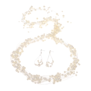 Détail de parure de mariée avec collier de perles fait main et boucles en fil d'argent