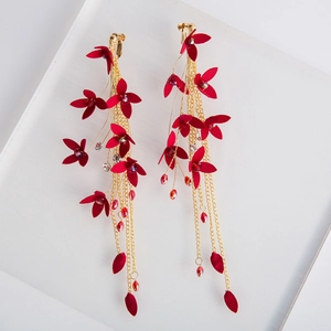 Élégantes boucles d'oreilles fleurs rouges avec chaînes dorées et cristaux