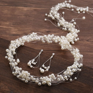Détail d'un ensemble de bijoux de mariage en perles faits main avec boucles d'oreilles